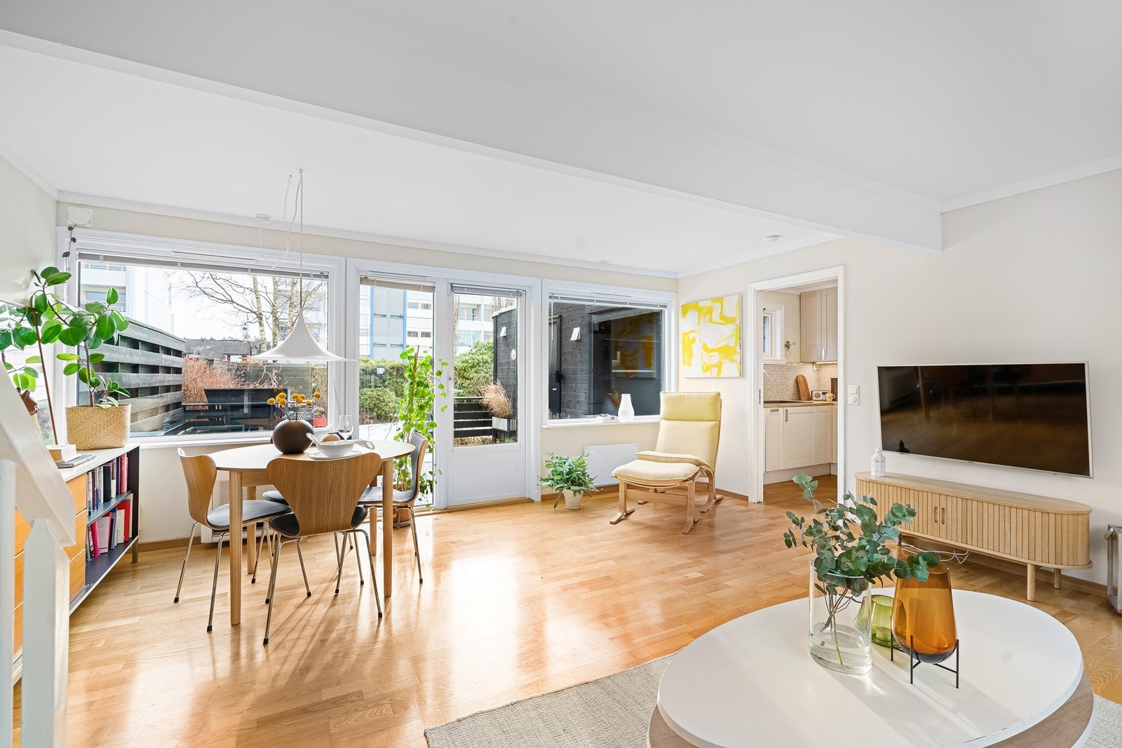 Store vinduer gir mye naturlig lys og gir god atmosfære Galleribilde