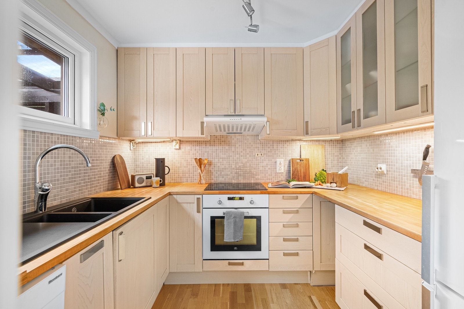 Praktisk kjøkken fra IKEA med god benk- og skapplass til oppbevaring og matlaging Galleribilde