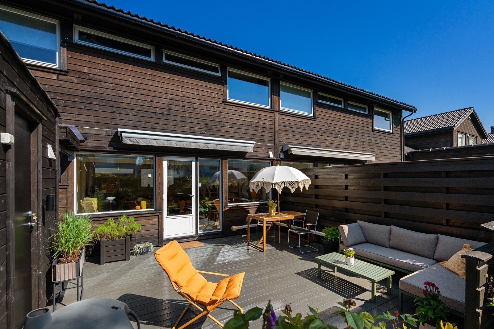 På varme dager er det markise som kan tas ut Galleribilde