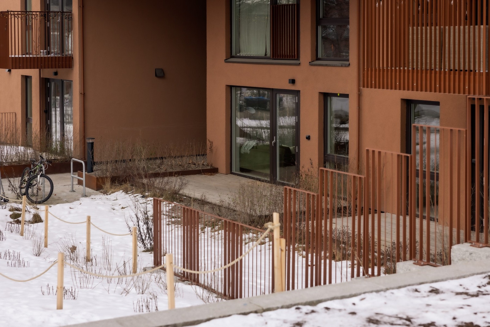 Stor og sydvendt markterrasse som vender mot hyggelige grøntarealer Galleribilde