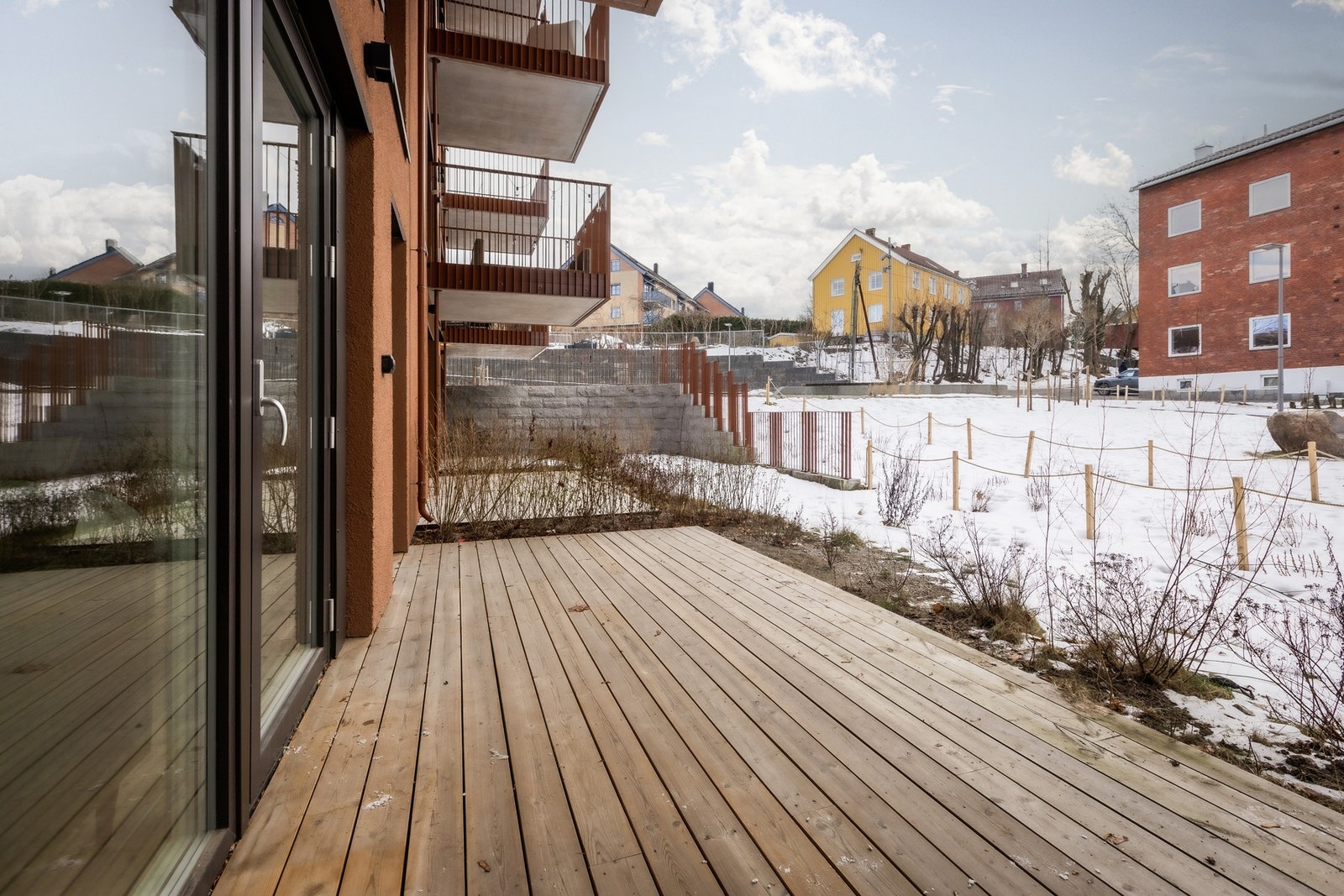 Stor og sydvendt markterrasse som vender mot hyggelige grøntarealer Galleribilde