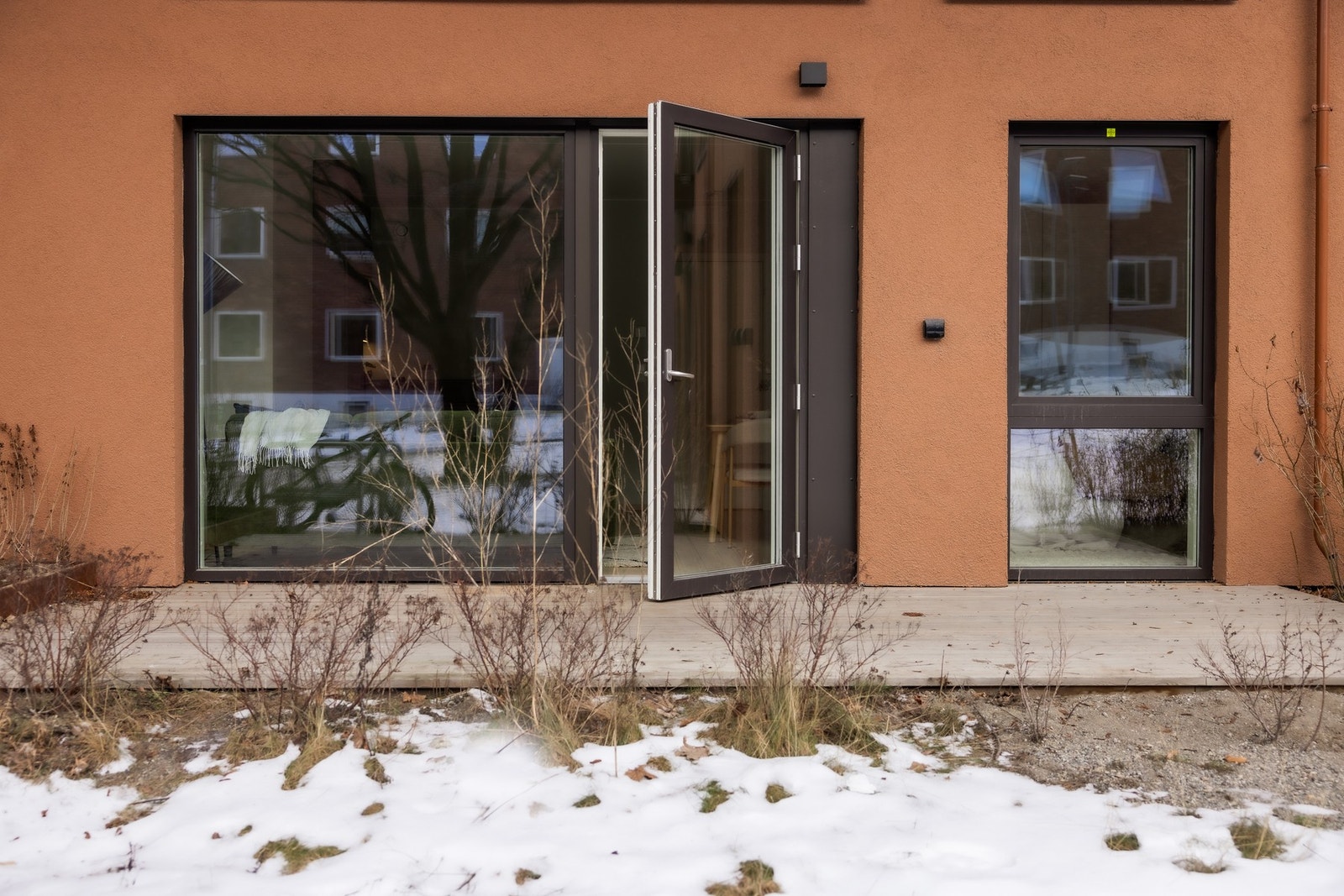 Stor og sydvendt markterrasse som vender mot hyggelige grøntarealer Galleribilde