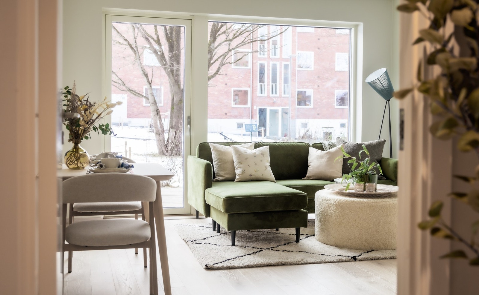 Store vindusflater som sørger for rikelig med naturlig lys Galleribilde