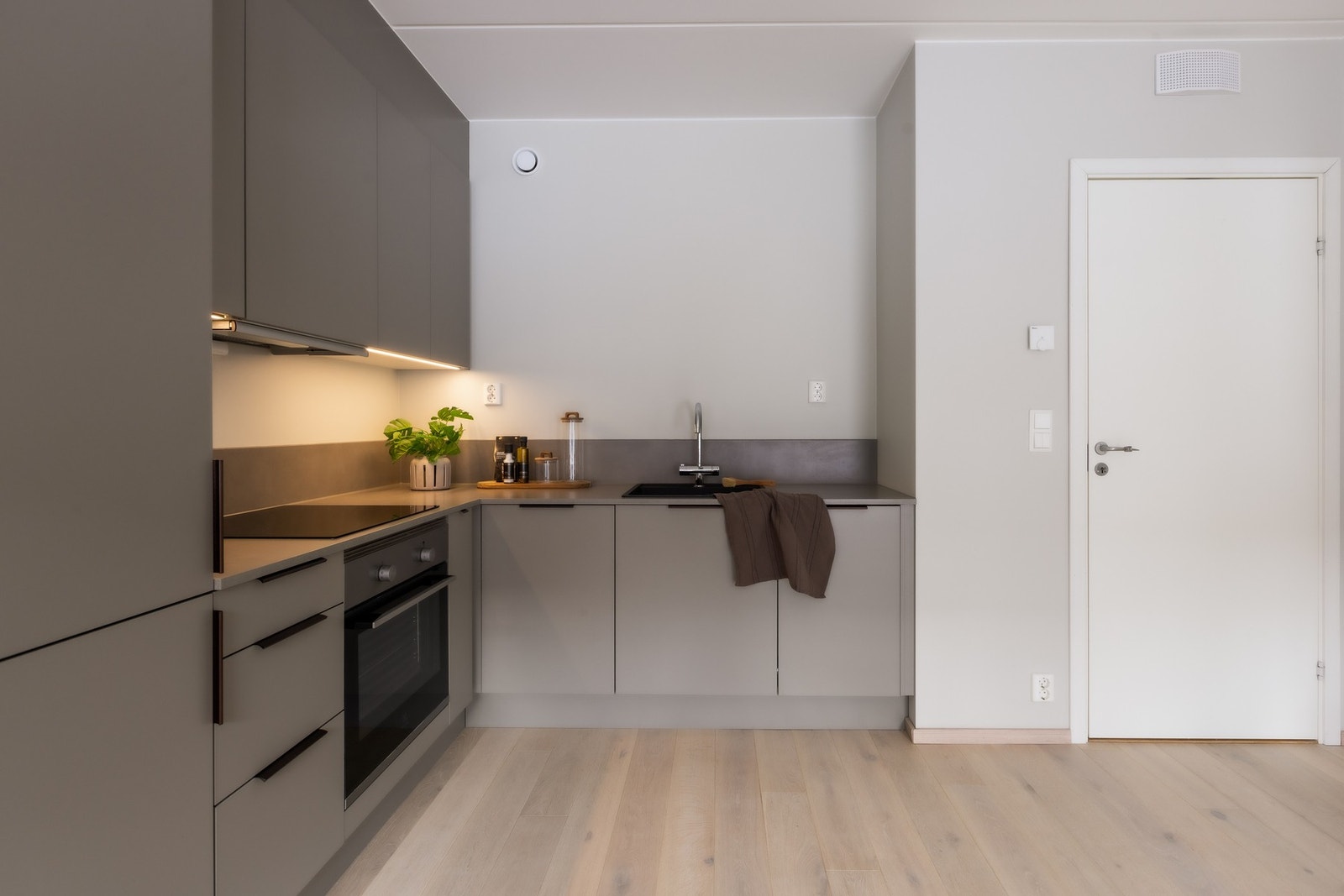 Lekkert kjøkken fra HTH med integrerte hvitevarer, samt god skap- og benkeplass Galleribilde