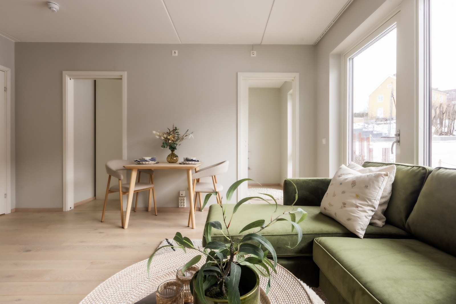 God plass til å møblere med både spisebord og sofagruppe Galleribilde