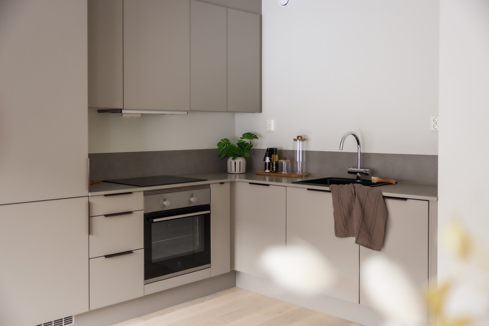 Lekkert kjøkken fra HTH med integrerte hvitevarer, samt god skap- og benkeplass Galleribilde