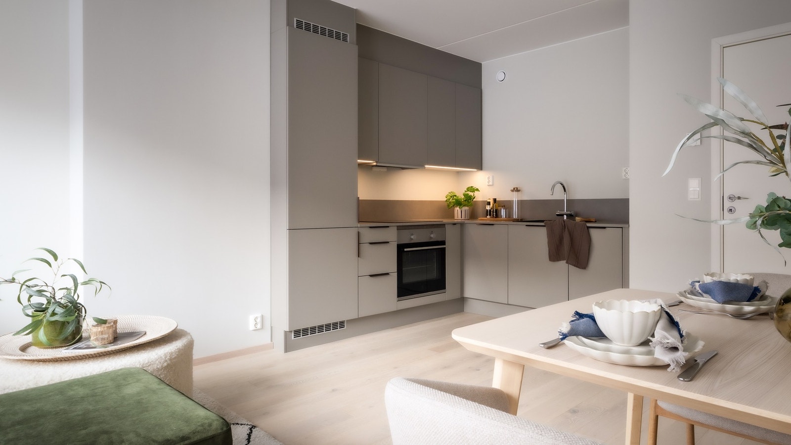 Lekkert kjøkken fra HTH med integrerte hvitevarer, samt god skap- og benkeplass Galleribilde