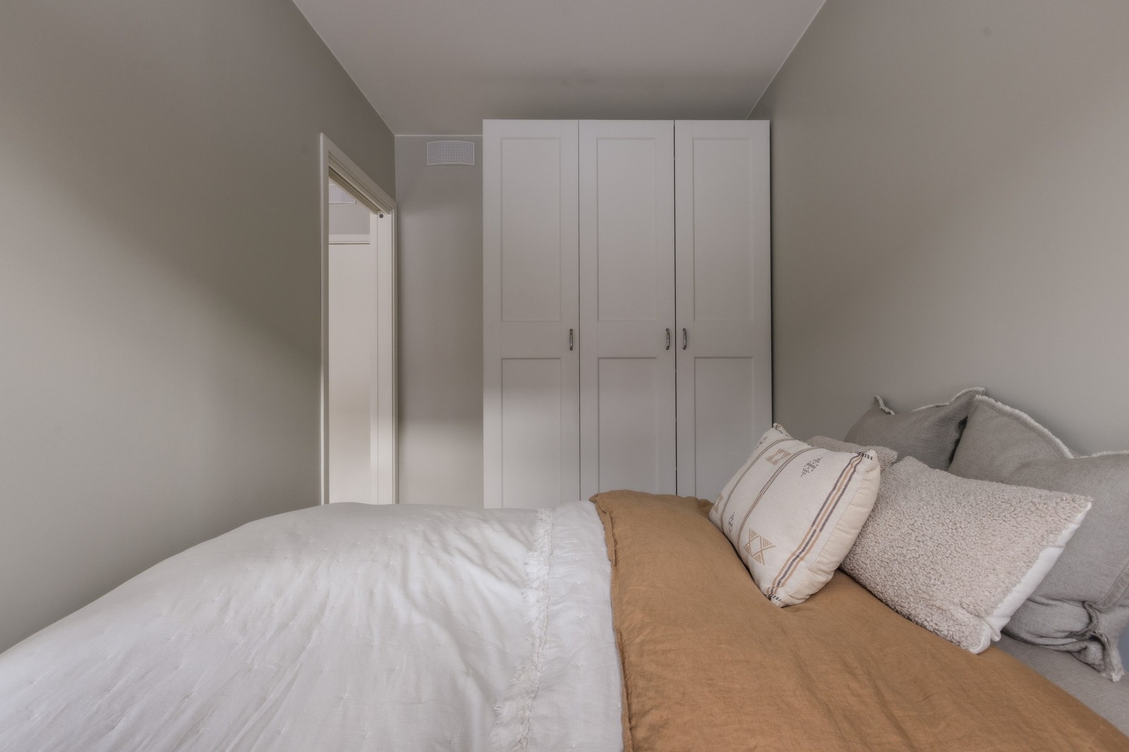 Soverom vendt mot rolige omgivelser. God plass til dobbeltseng og garderobeløsning Galleribilde