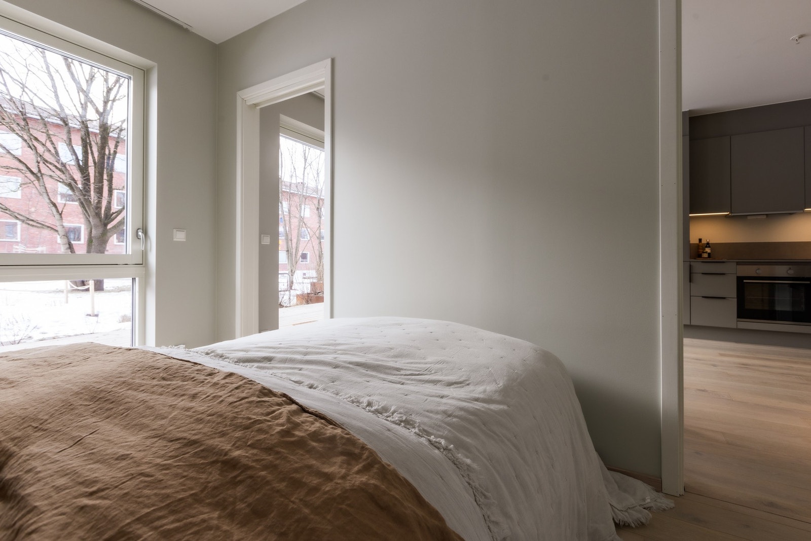 Soverom vendt mot rolige omgivelser. God plass til dobbeltseng og garderobeløsning Galleribilde