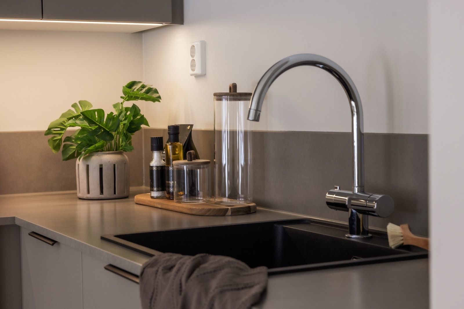 Lekkert kjøkken fra HTH med integrerte hvitevarer, samt god skap- og benkeplass Galleribilde