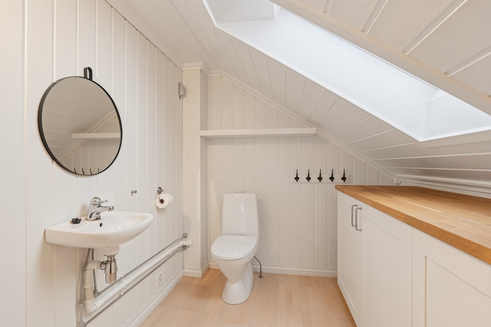 Toalettrommet har godt med skapplass Galleribilde