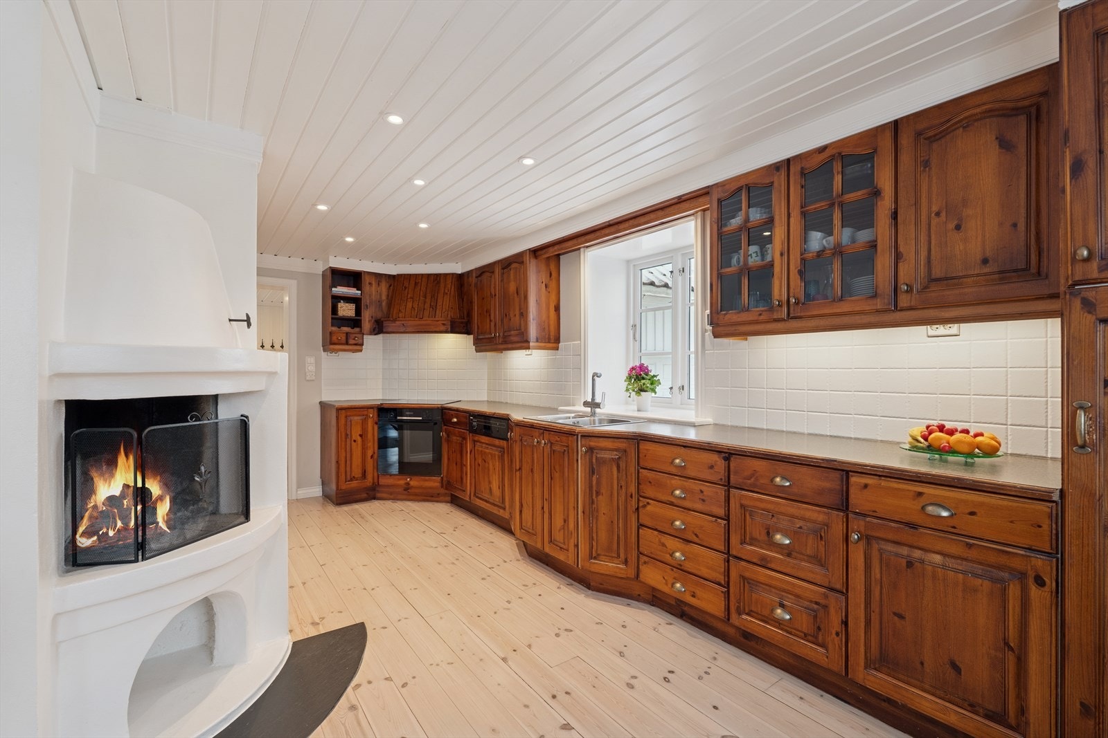 Grue/åpen peis på kjøkkenet Galleribilde