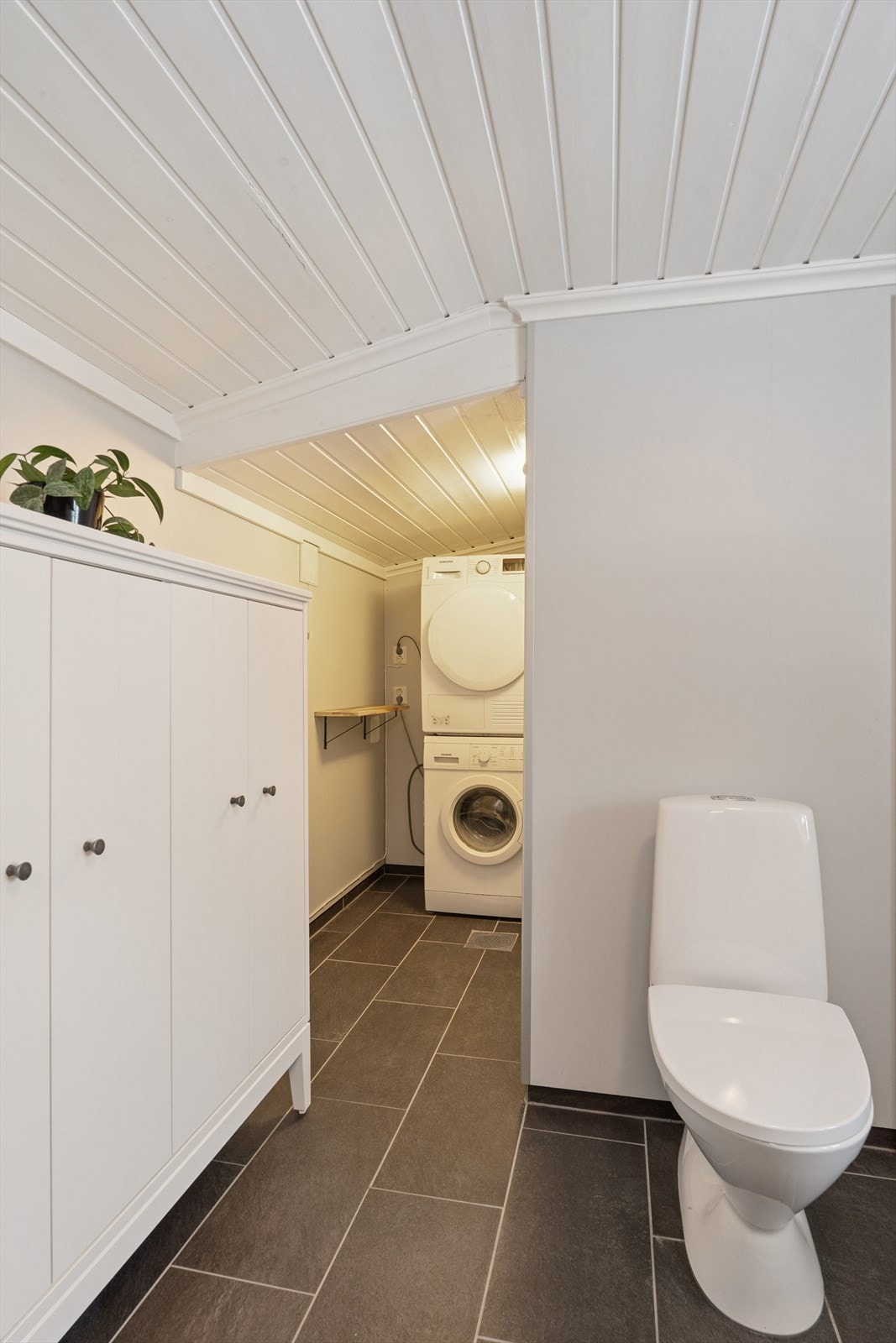 Badet har praktisk "krok" for vaskemaskin og tørketrommel Galleribilde