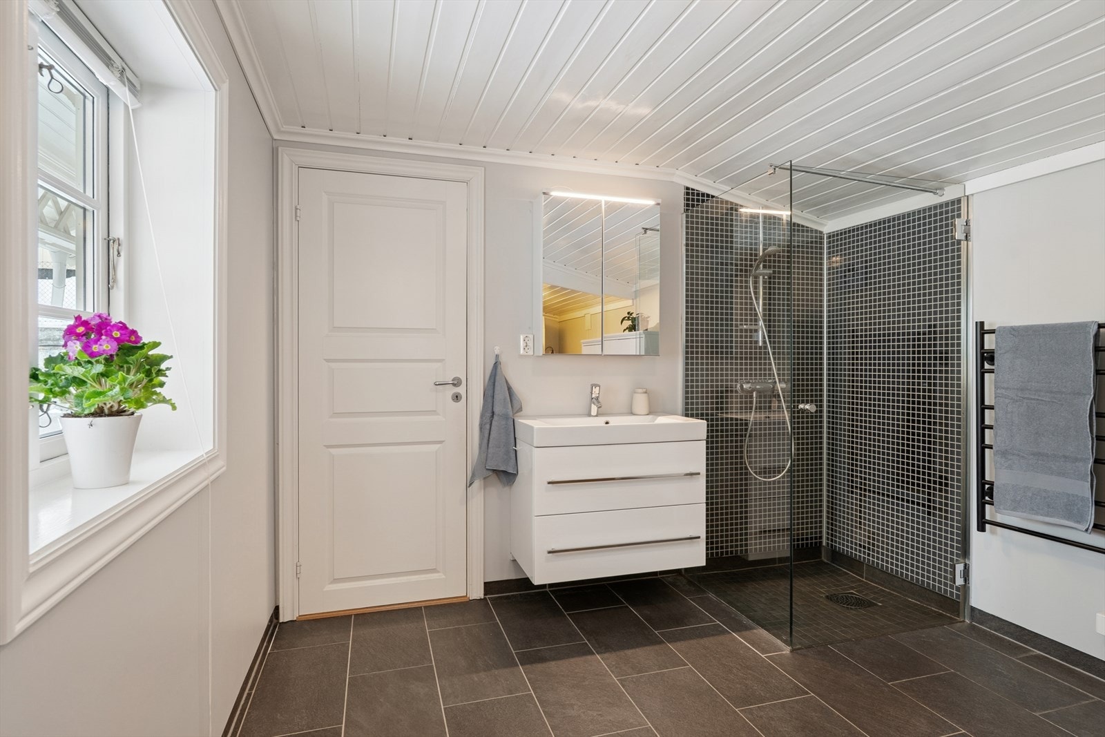 Pent romslig bad med flis på gulv og varmekabler Galleribilde