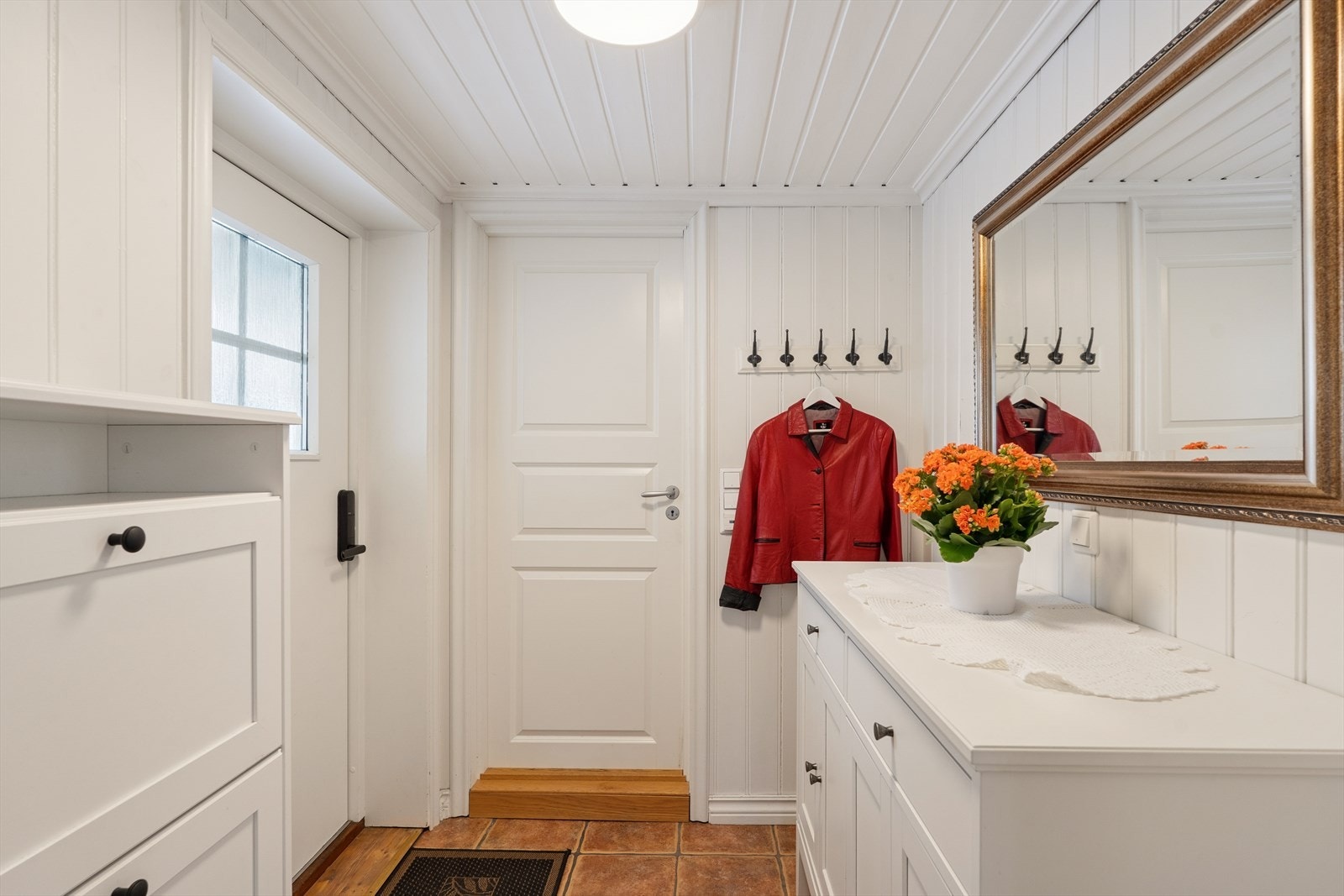 Entrè med flis på gulv og varmekabler Galleribilde