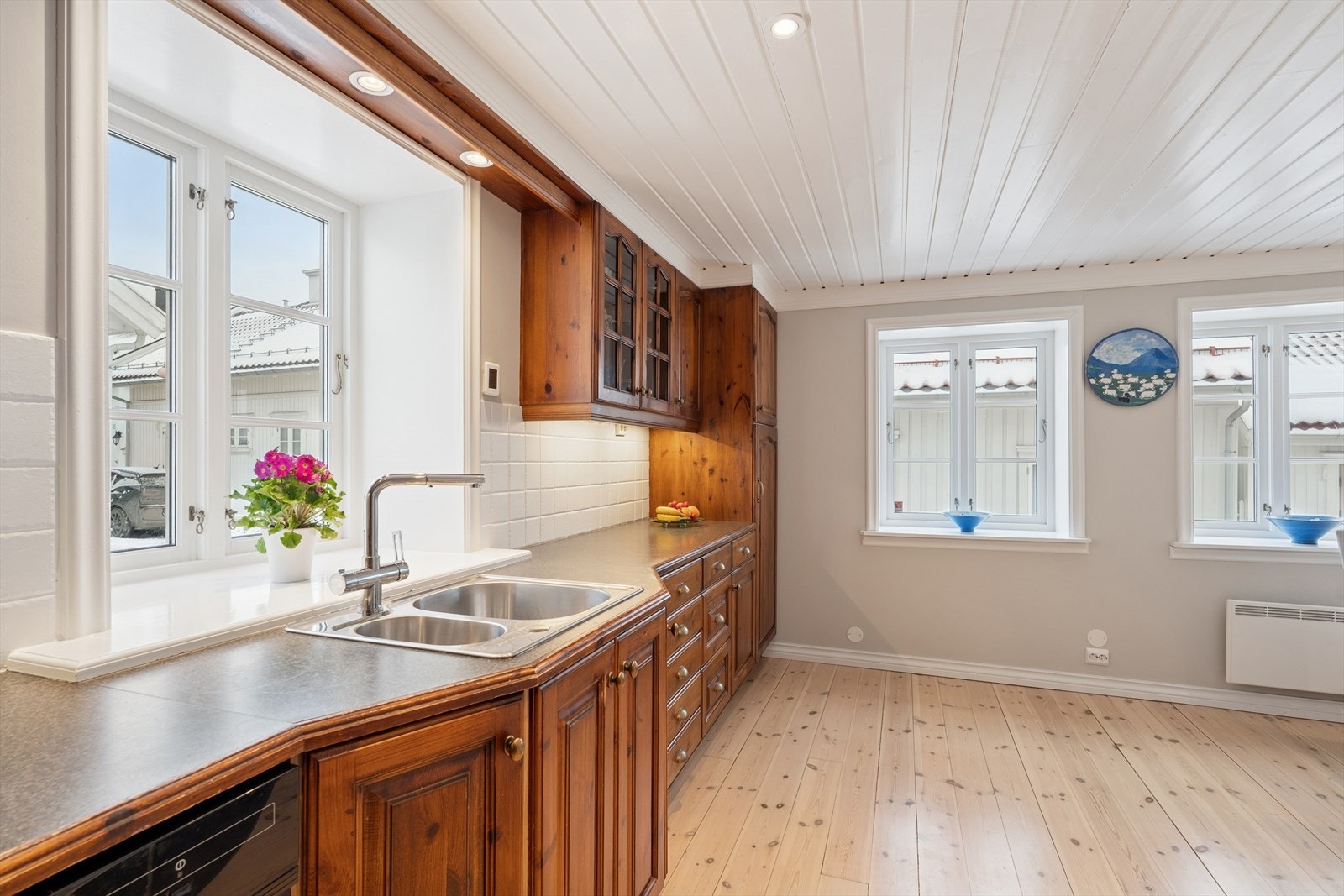 Profilert innredning med integrert stekeovn, platetopp, oppvaskmaskin og kjøleskap Galleribilde