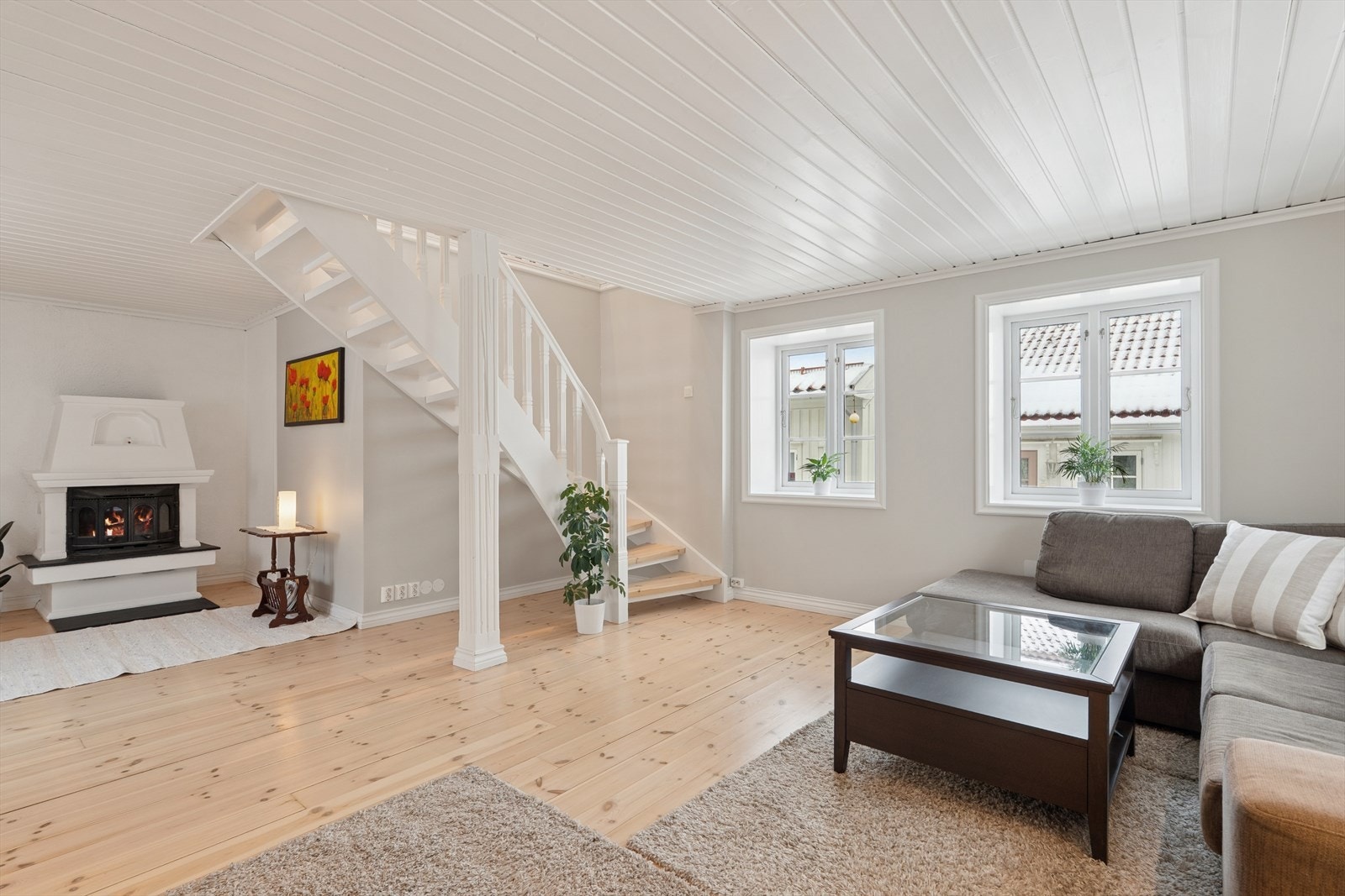 I stuen er det oppvarming fra både peisinnsats og varmepumpe Galleribilde