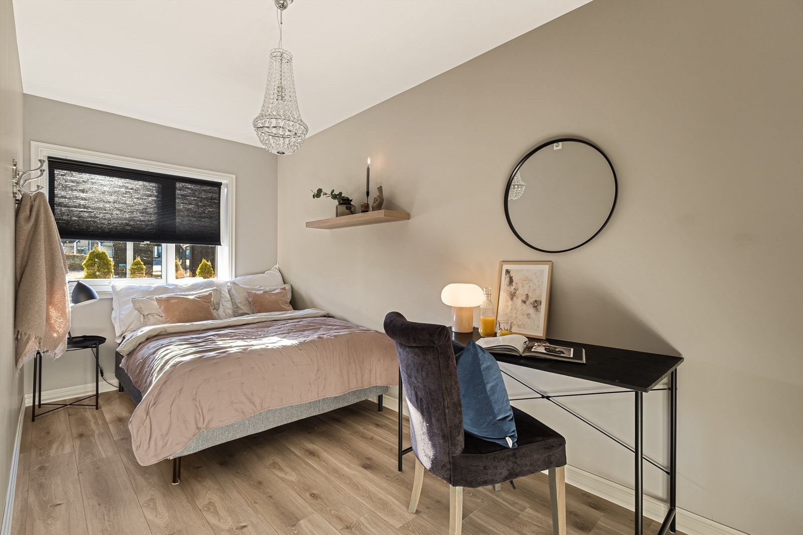 Soverom nummer to er også av god størrelse og kan enkelt innredes med større seng, nattbord og garderobeløsning. Galleribilde