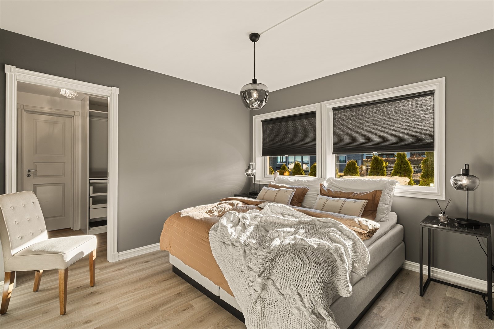 Hovedsoverommet er romslig og har plass til dobbeltseng med nattbord på begge sider. Galleribilde