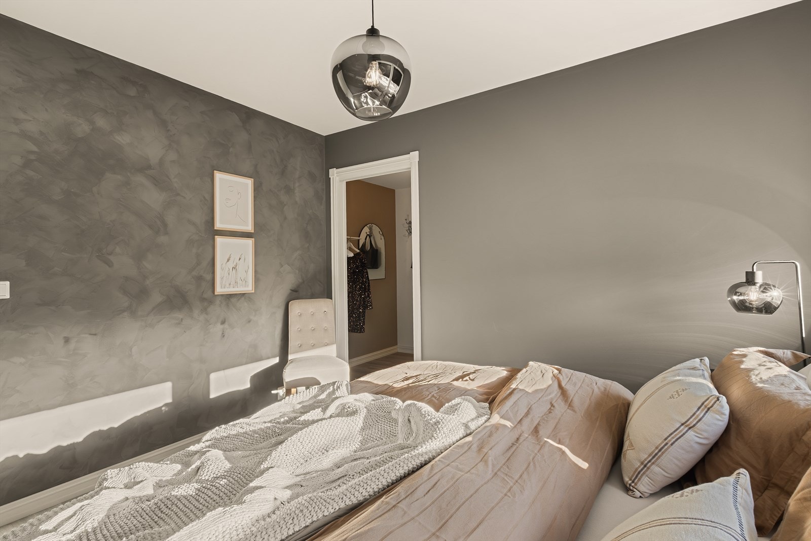 I tilknytning til hovedsoverommet er det et praktisk walk-in-closet . Galleribilde