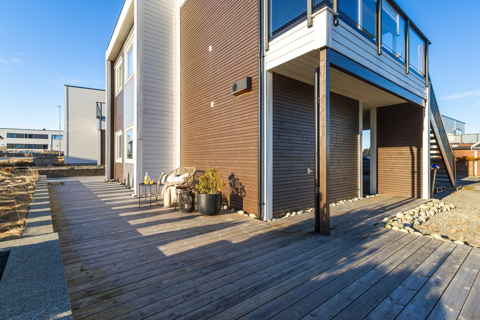 Boligen disponerer en stor terrasse som strekker seg rundt store deler av bygget. Galleribilde