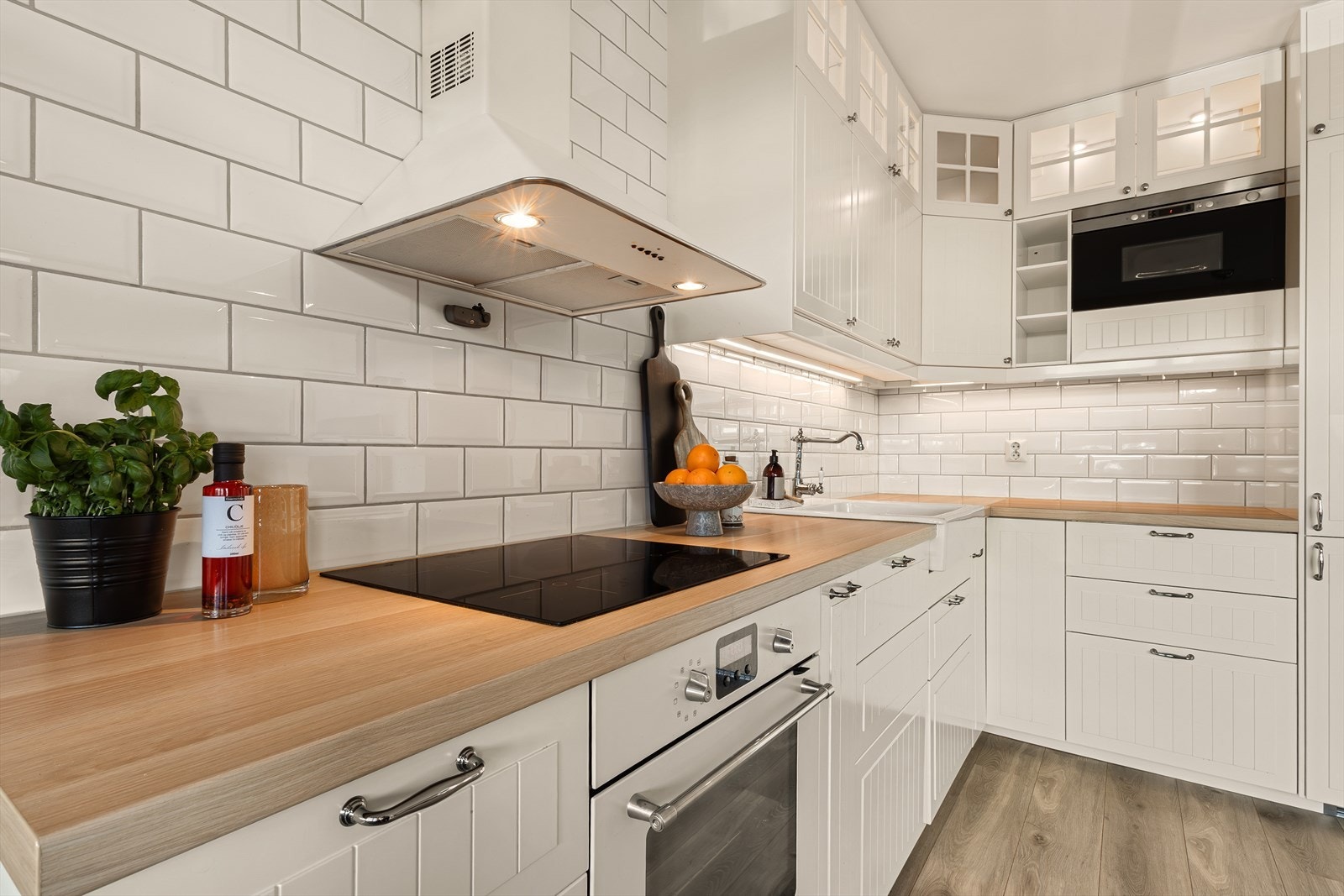 Innredningen er fra Ikea, med profilerte fronter som gir et klassisk og tidløst uttrykk. Galleribilde