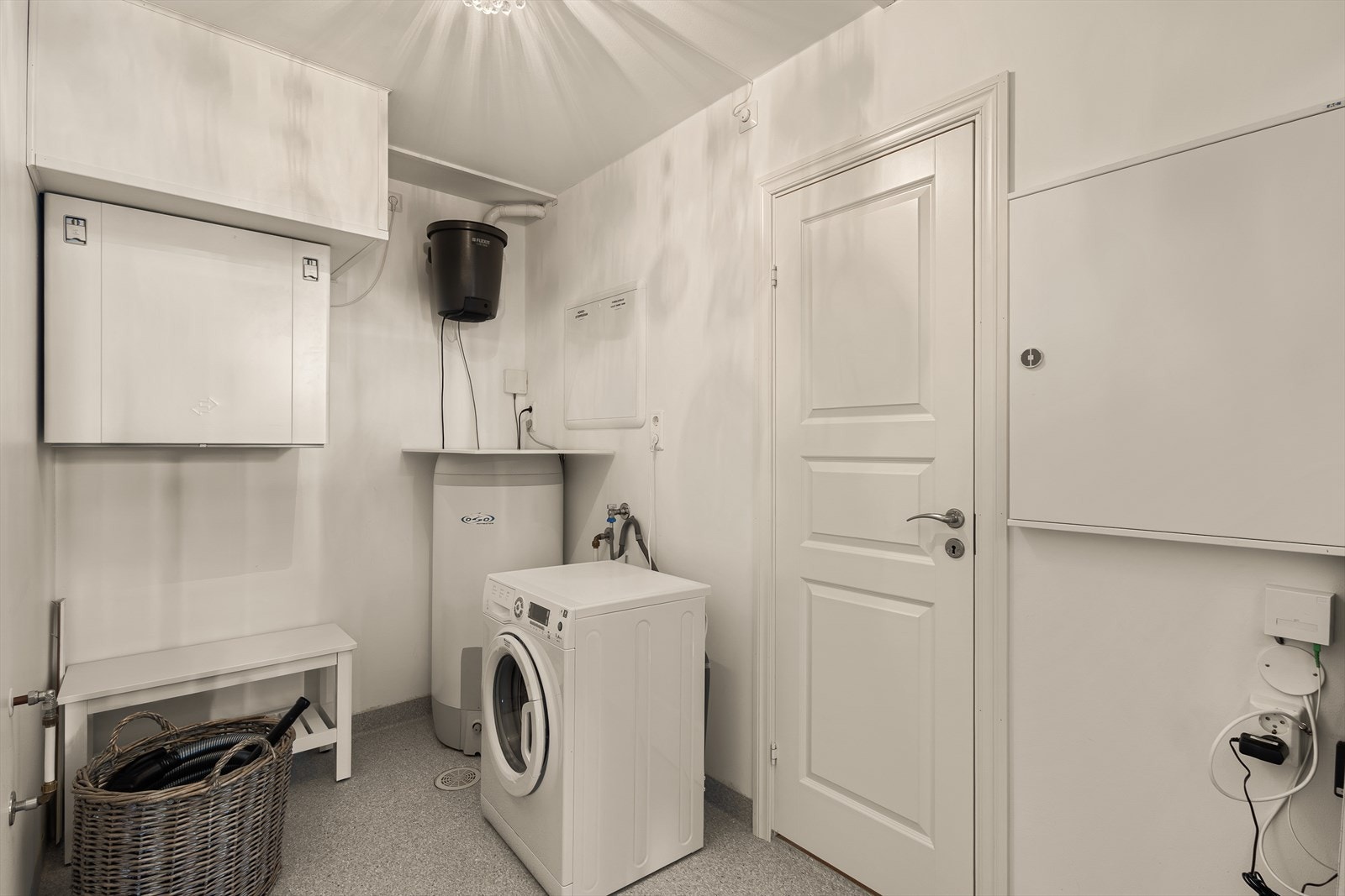 Romslig og praktisk vaskerom som også fungerer som teknisk rom. Her er det opplegg for vaskemaskin og plass til tørketrommel, samt gode muligheter for oppbevaring. Galleribilde