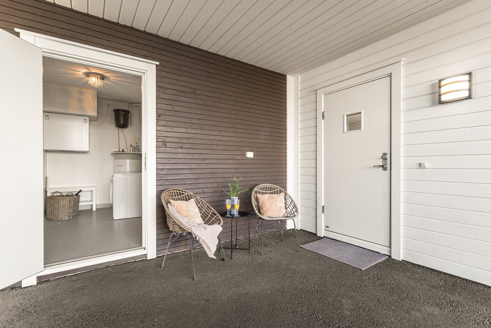 Direkte inngang fra carport gjør hverdagen ekstra praktisk - spesielt på regnfulle dager - da man slipper å ta med våte og skitne klær gjennom resten av boligen. Galleribilde