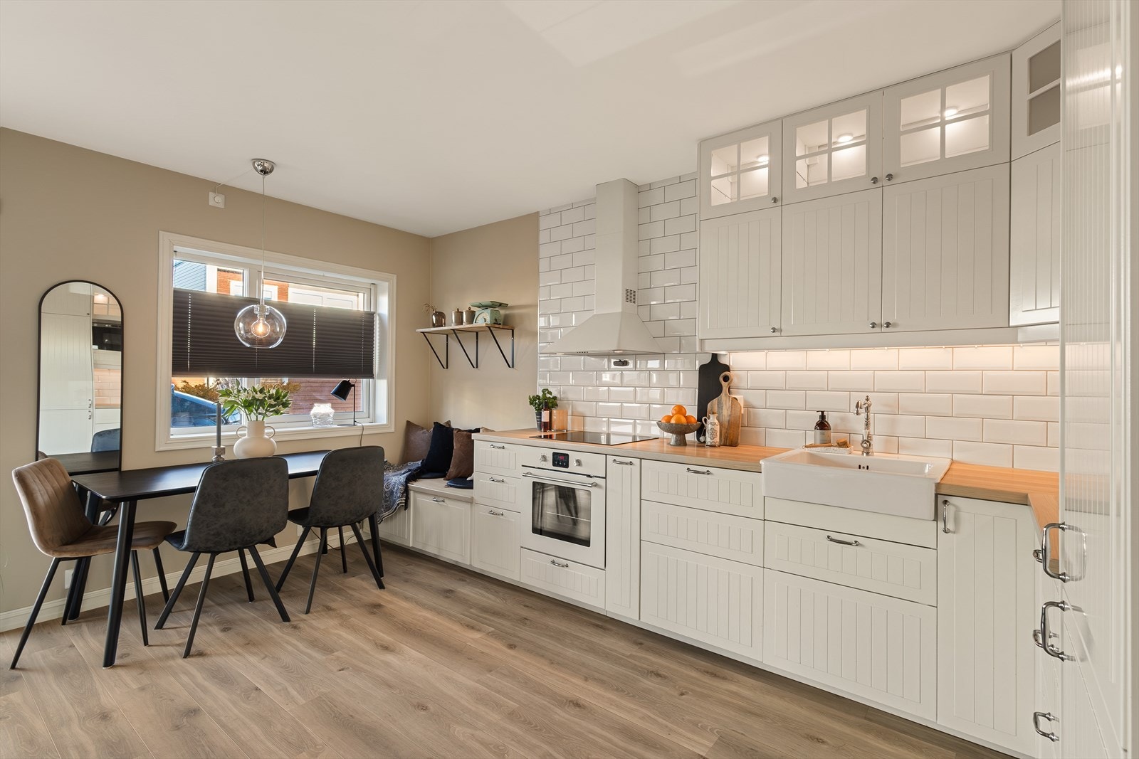 Kjøkkenet fremstår som pent og funksjonelt, med god skap- og benkeplass. Galleribilde