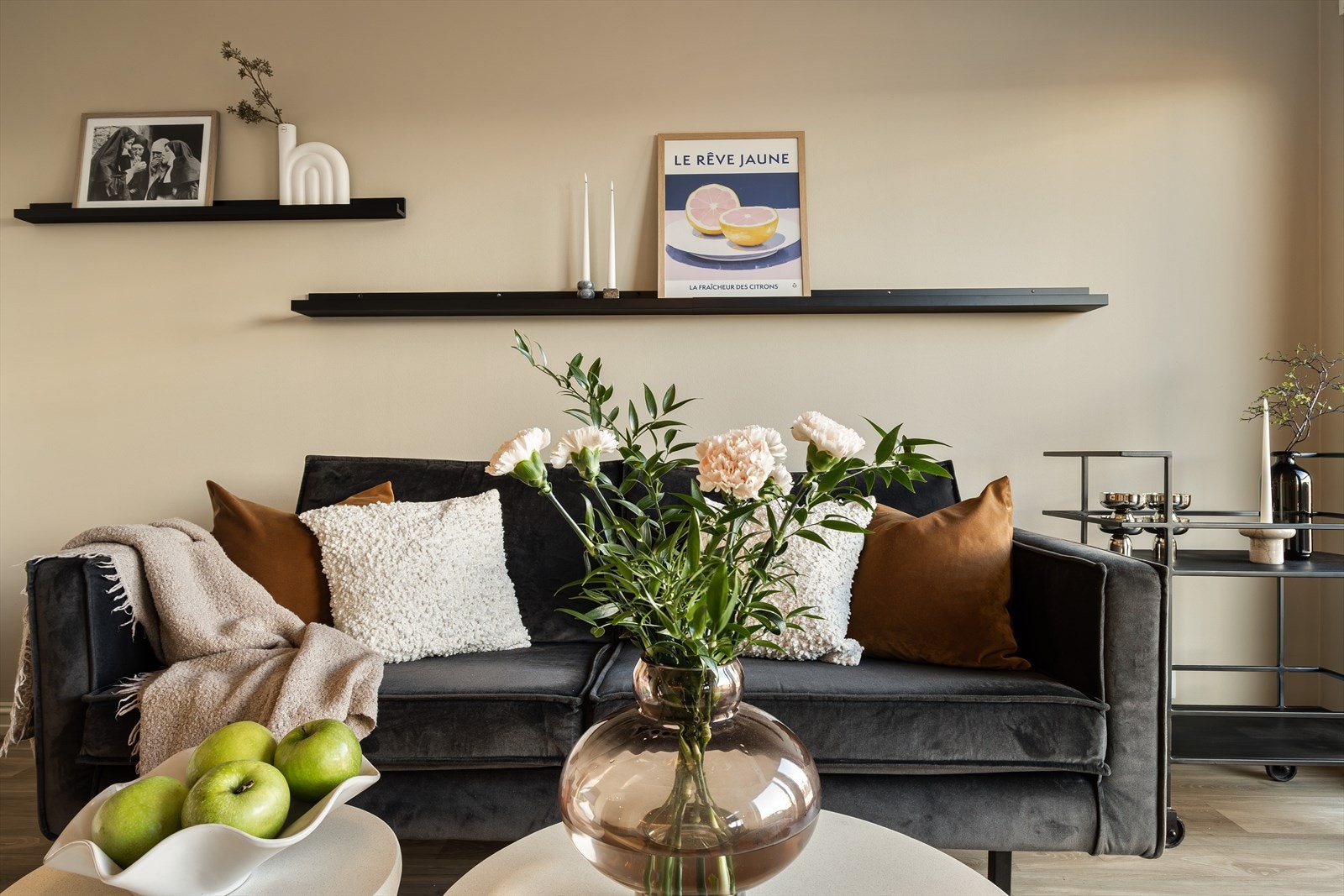 Store vindusflater sørger for rikelig med naturlig lys og gir rommet en luftig atmosfære. Galleribilde