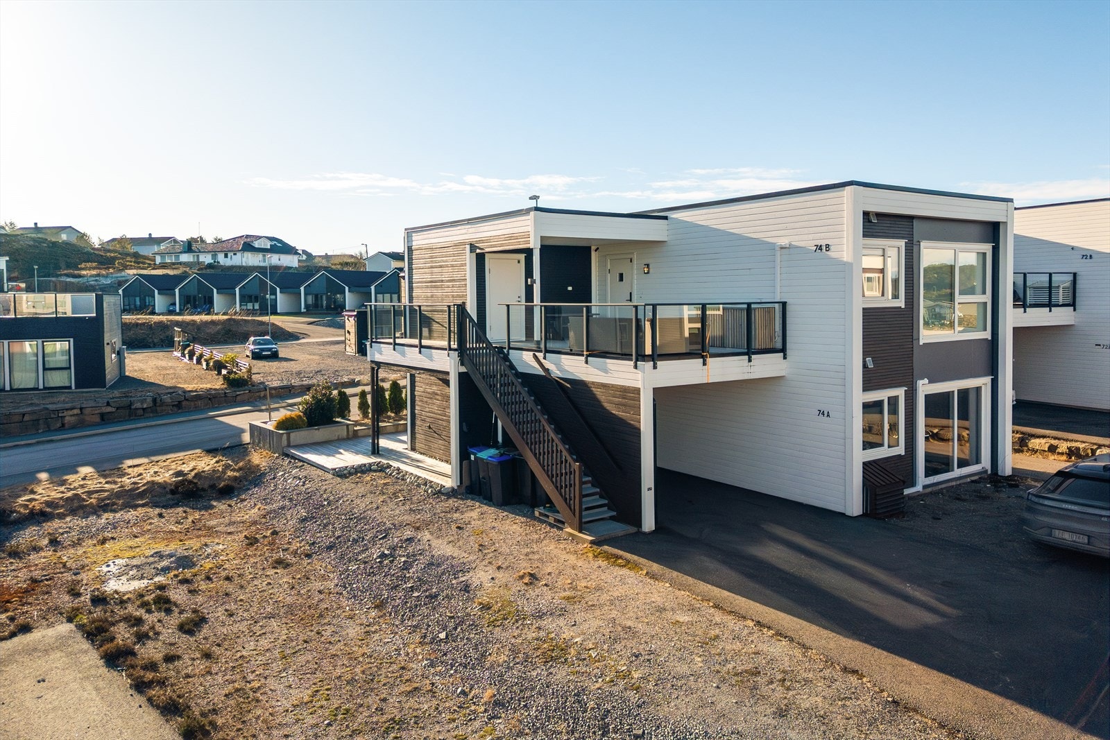 Leiligheten har en attraktiv eiendom med fin beliggenhet i et landlig og etablert boligområde ved vakre Hjeltefjorden. Galleribilde