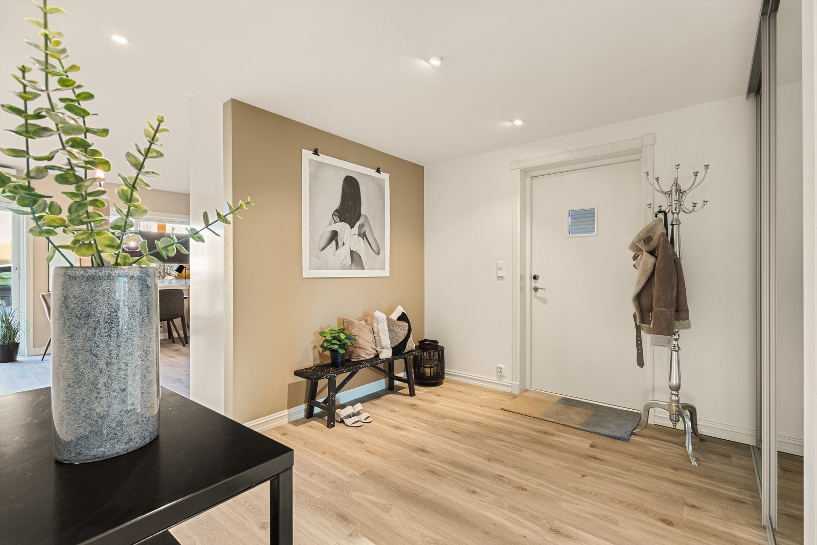 Boligen har en stor og innbydende entré/gang med god plass til yttertøy og sko. Galleribilde