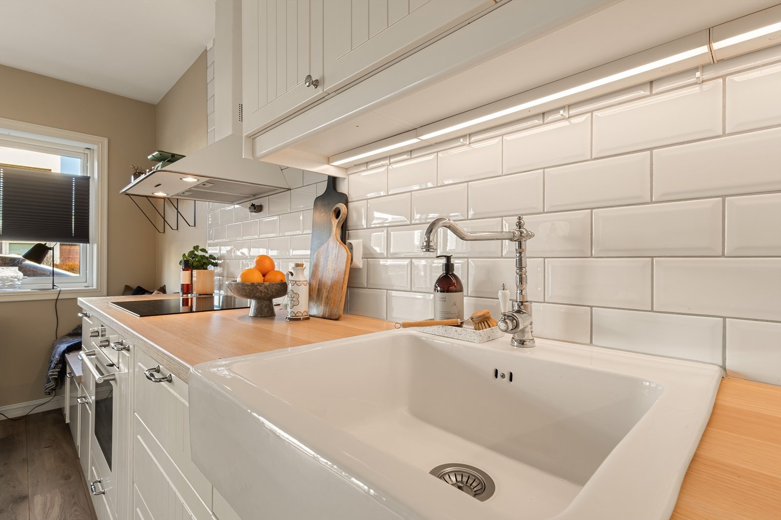 Laminert benkeplate og keramisk vaskekum gir en praktisk og slitesterk arbeidsflate. Galleribilde