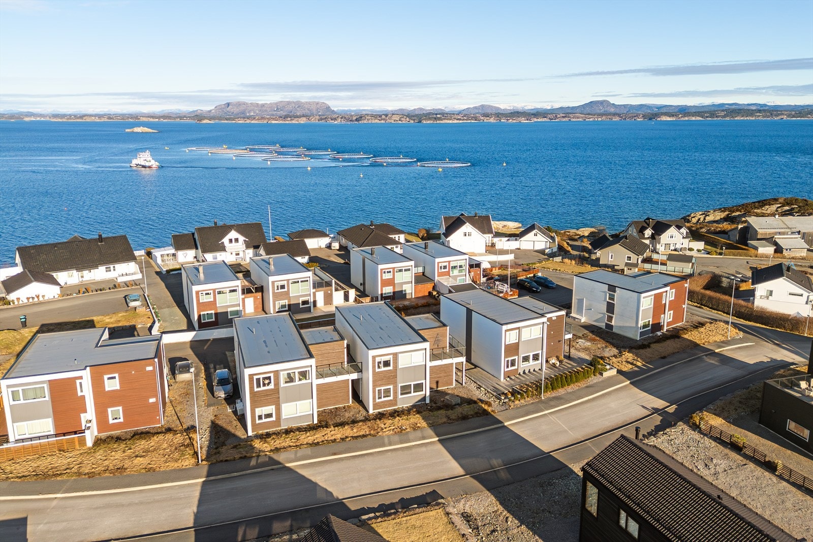 Nærheten til sjøen gir flotte muligheter for fritidsaktiviteter som fisking, bading og kajakkpadling, samt fine turmuligheter i nærområdet - enten langs sjøen eller i lett tilgjengelig kystterreng. Galleribilde