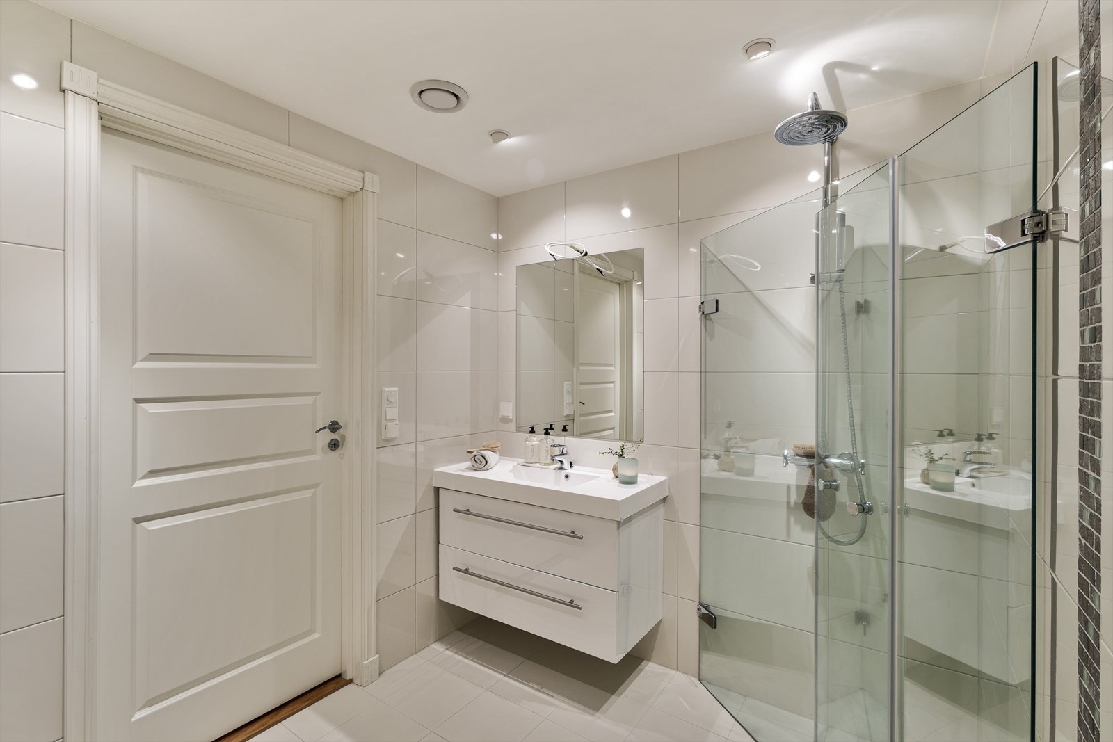 Flott og romslig bad med en moderne og gjennomført utførelse. Galleribilde