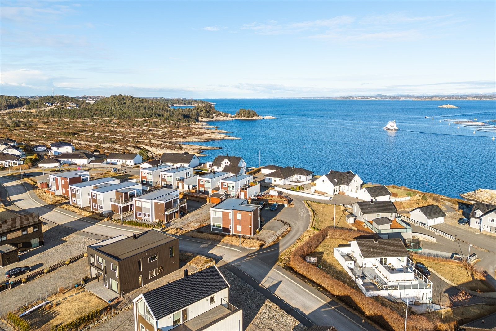 For idretts- og aktivitetsinteresserte er det kort vei til Rong stadion og Hjeltefjorden Arena, som tilbyr aktiviteter som fotball og friidrett. Galleribilde