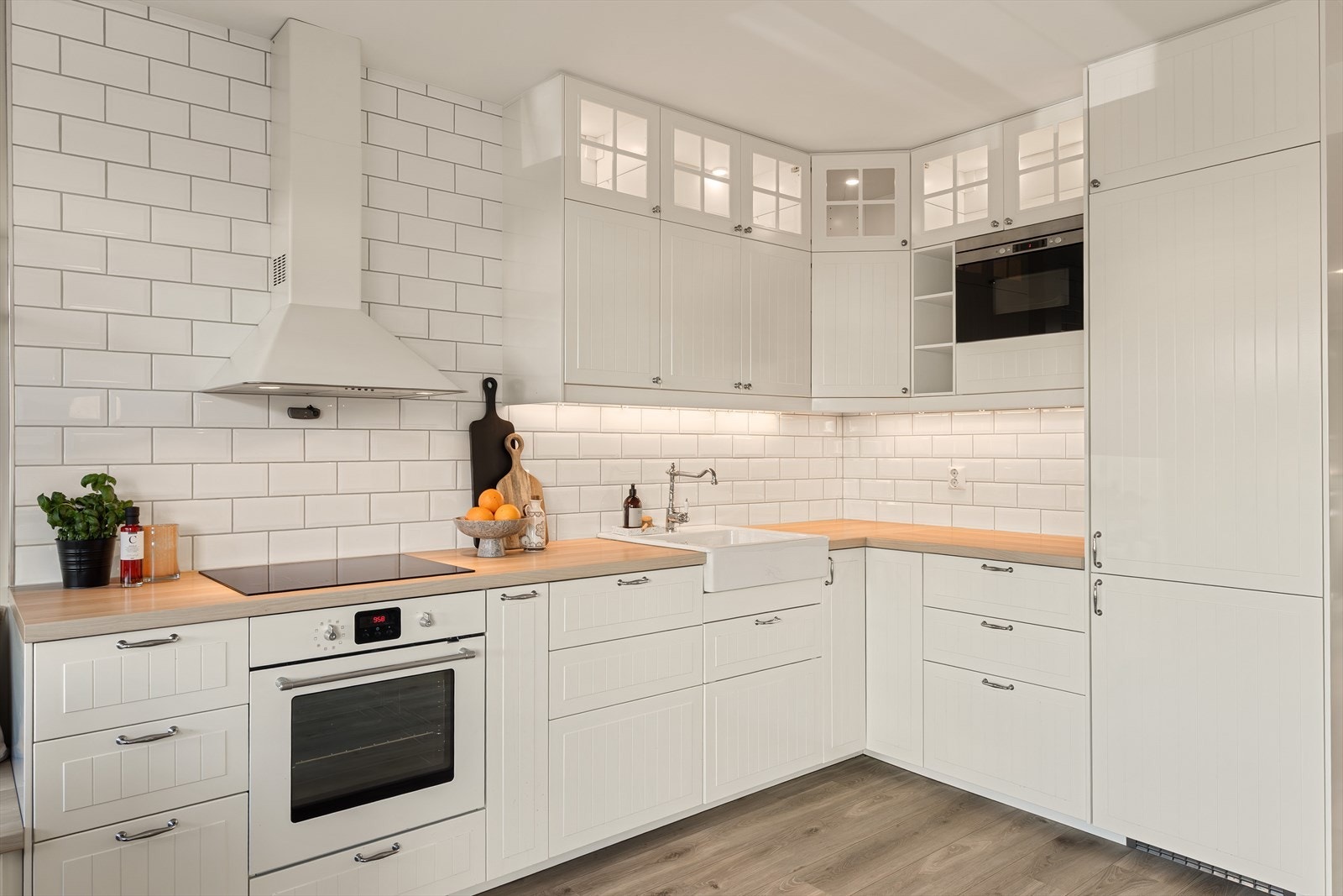 Her får man en flott leilighet med åpen stue/kjøkken løsning som opplyses lys og innbydende. Galleribilde