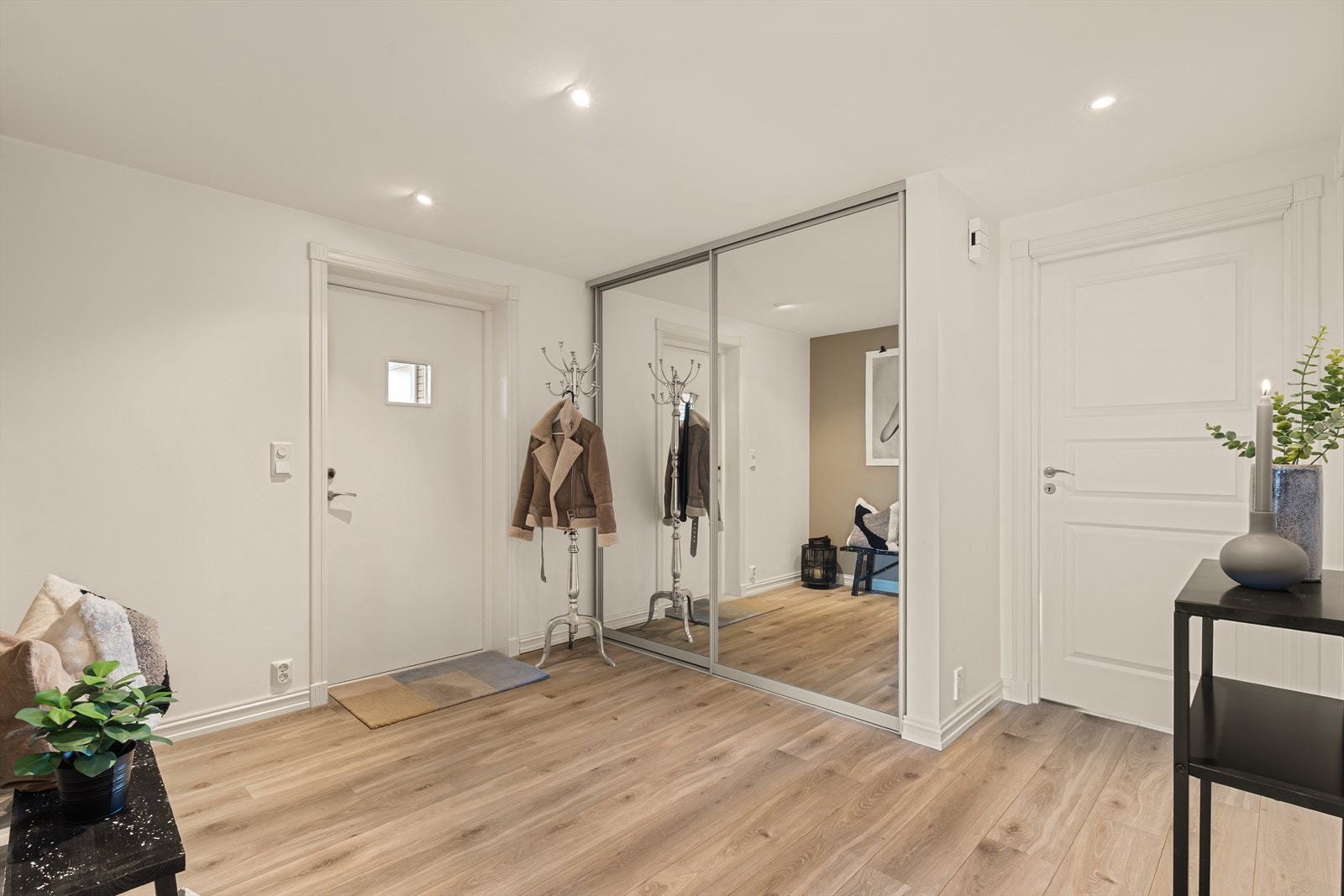 n romslig skyvedørsgarderobe med speil gir rikelig med oppbevaringsplass og bidrar samtidig til å forsterke romfølelsen. Galleribilde