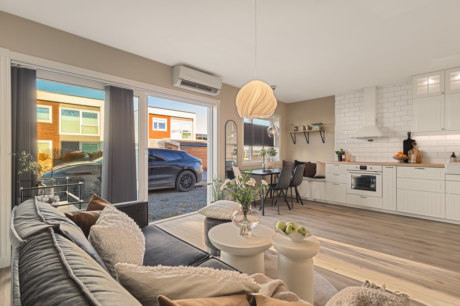 Her er det god plass til både sofa med tilhørende stuebord, TV-møblement og et mindre spisebord - perfekt for både hverdagsmiddager og hyggelige sammenkomster. Galleribilde