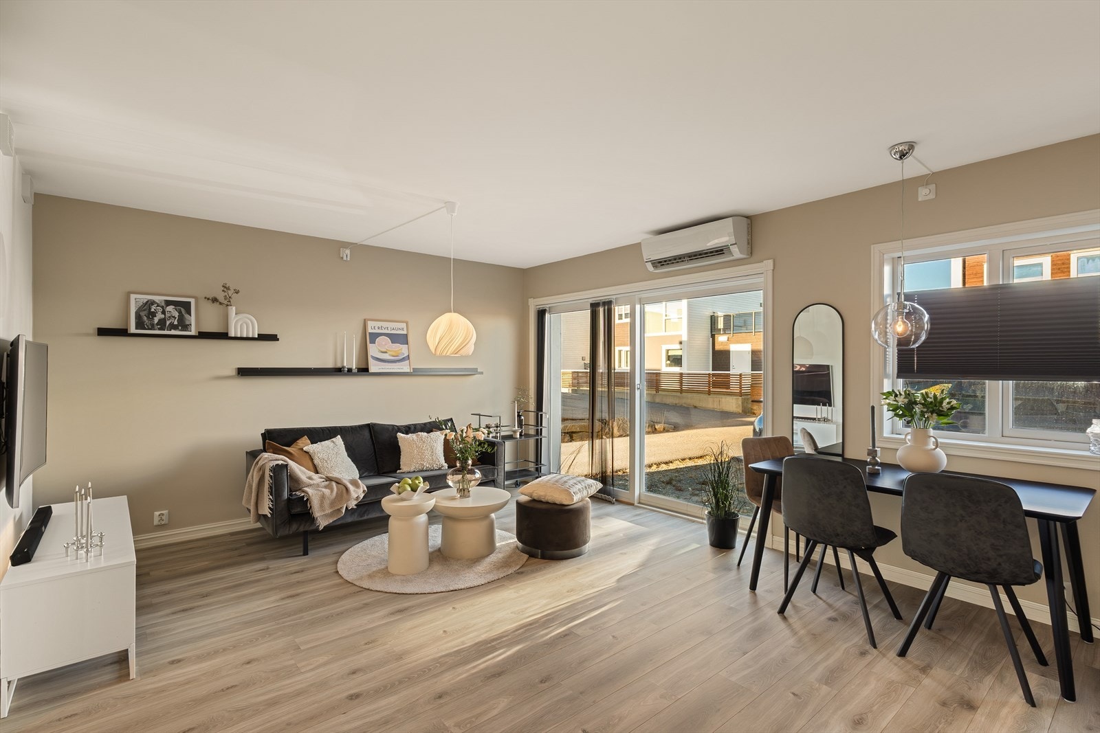 Varmepumpe bidrar til et behagelig inneklima gjennom hele året, med effektiv oppvarming på vinteren og kjøling på varme sommerdager. Galleribilde