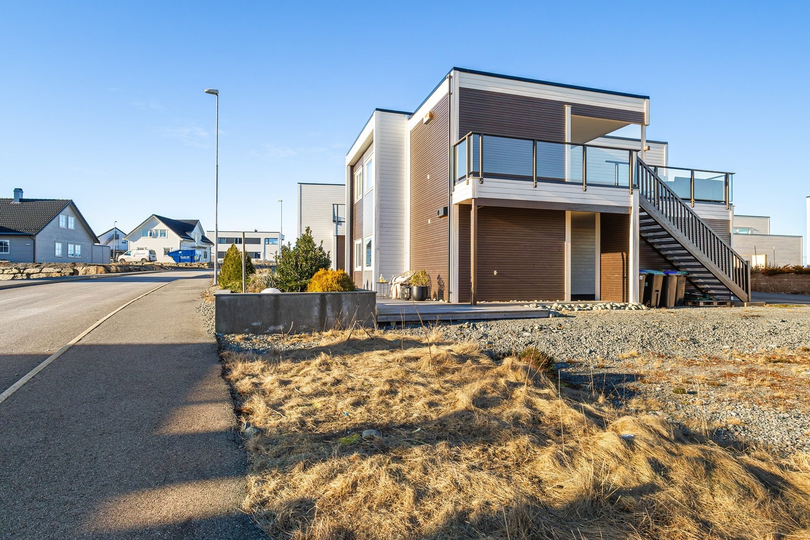 Her bor du i rolige og naturskjønne omgivelser med nærhet til sjø og flott kystnatur, samtidig som du har enkel tilgang til daglige servicetilbud. Galleribilde