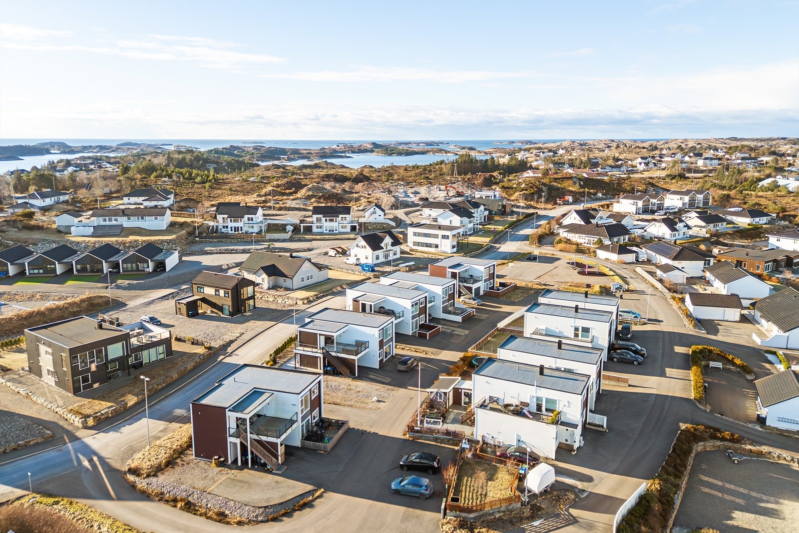 Offentlig kommunikasjon er lett tilgjengelig. Fra Raudhammaren holdeplass, som ligger omtrent 9 minutters gange fra boligen, går det flere busslinjer med forbindelse til øvrige deler av kommunen og videre mot Bergen. Galleribilde