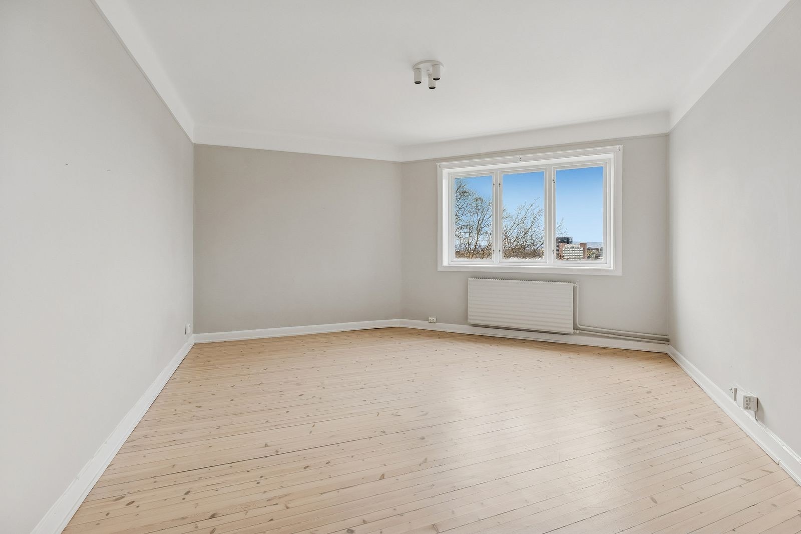 Romslig stue med plass til sofagruppe med tilhørende møblement Galleribilde