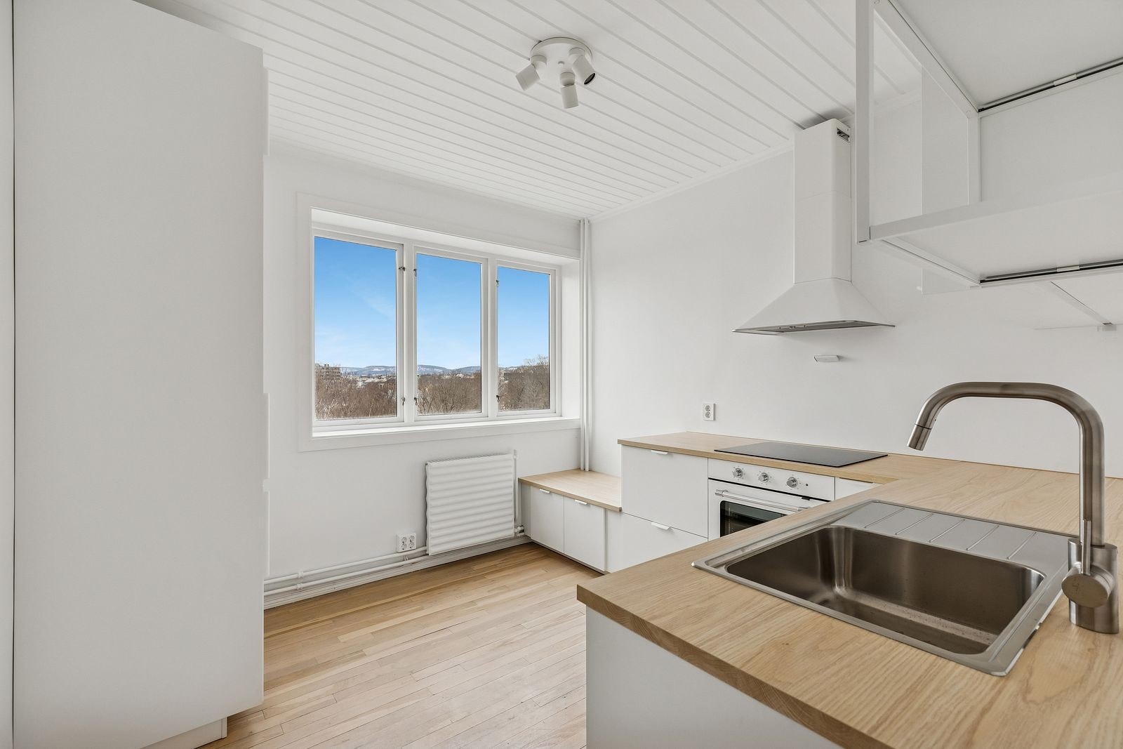 Stilrent og nytt kjøkken med integrerte hvitevarer Galleribilde