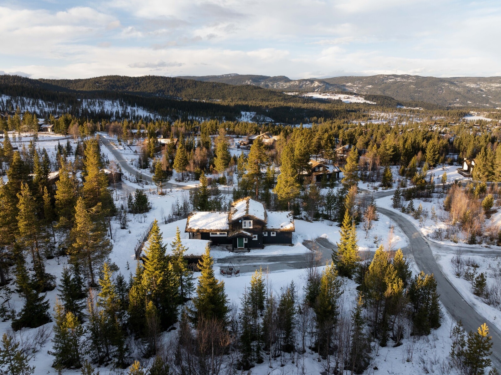 Stor tomt på hele 2459.2 kvm. Det er opparbeidet plen rundt nesten hele hytta og deler er gjerdet inn med skigard. Galleribilde