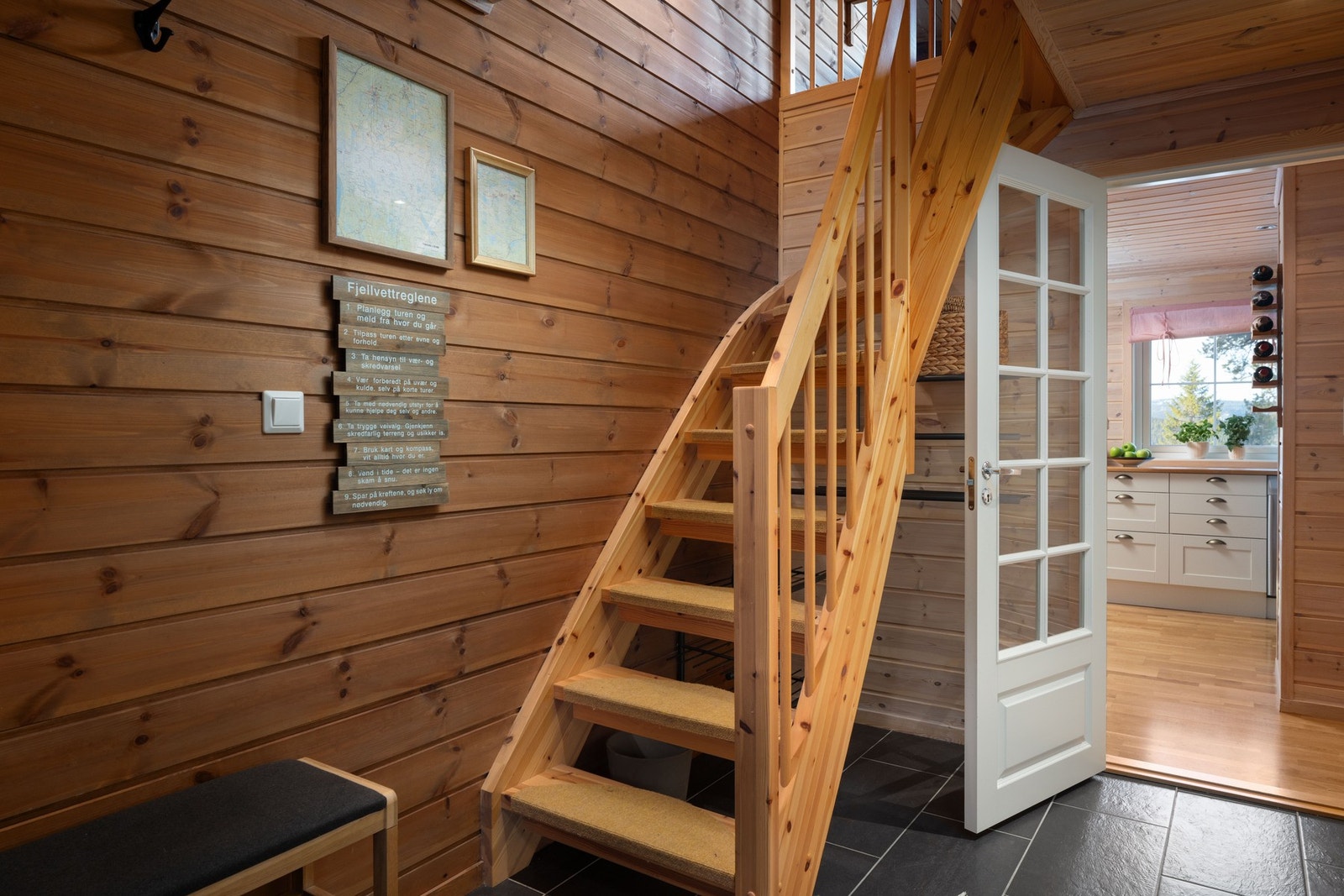 Trappa til loftsetasjen er plassert i entréen. Fra entréen er det dør inn til stuen, slik at etasjene enkelt kan skilles av. Praktisk for å dempe lyd og holde bedre på varmen mellom etasjene. Galleribilde