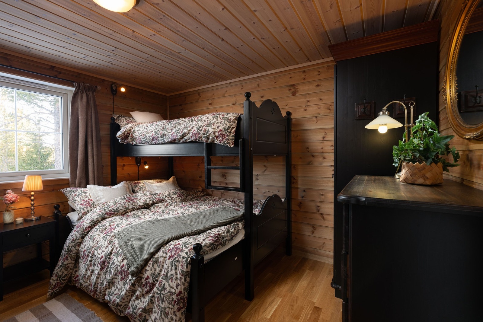 Hytta har totalt 4 soverom, 2 oppe og 2 nede. Galleribilde