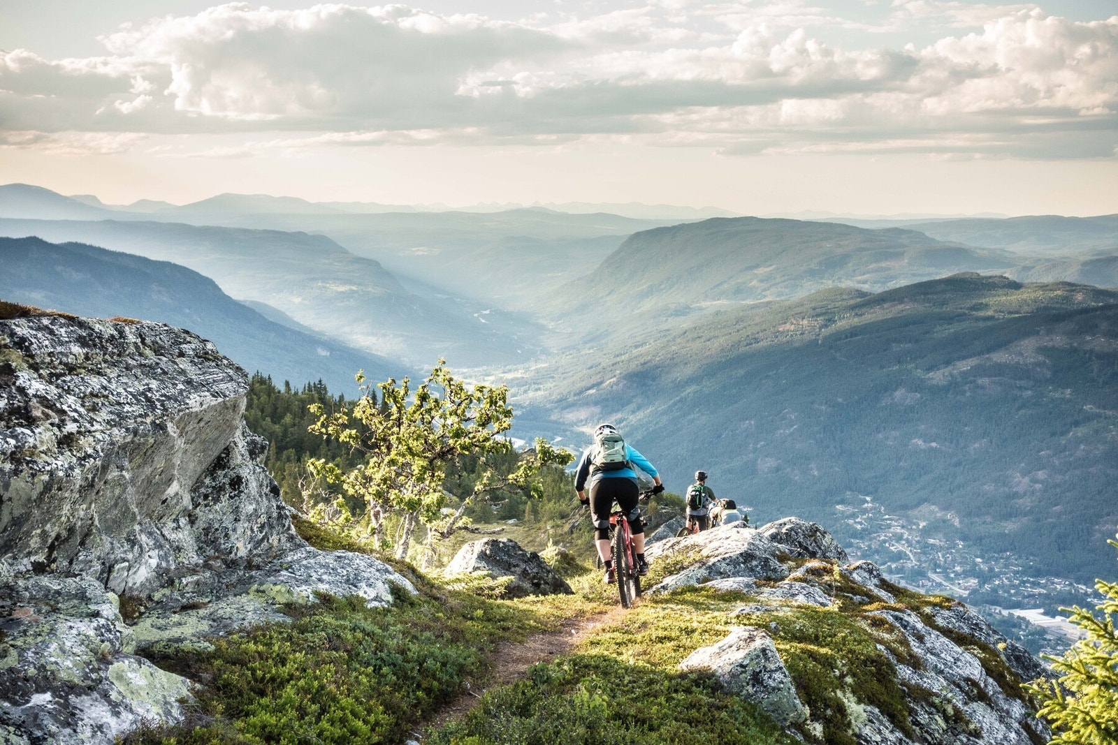 Hallingspranget - "Norges flotteste sykkelopplevelse" går fra toppen av Syningfjell (1100 m) og er en flott sykkel/turvei som ender i Nesbyen (ca. 15 km). Galleribilde