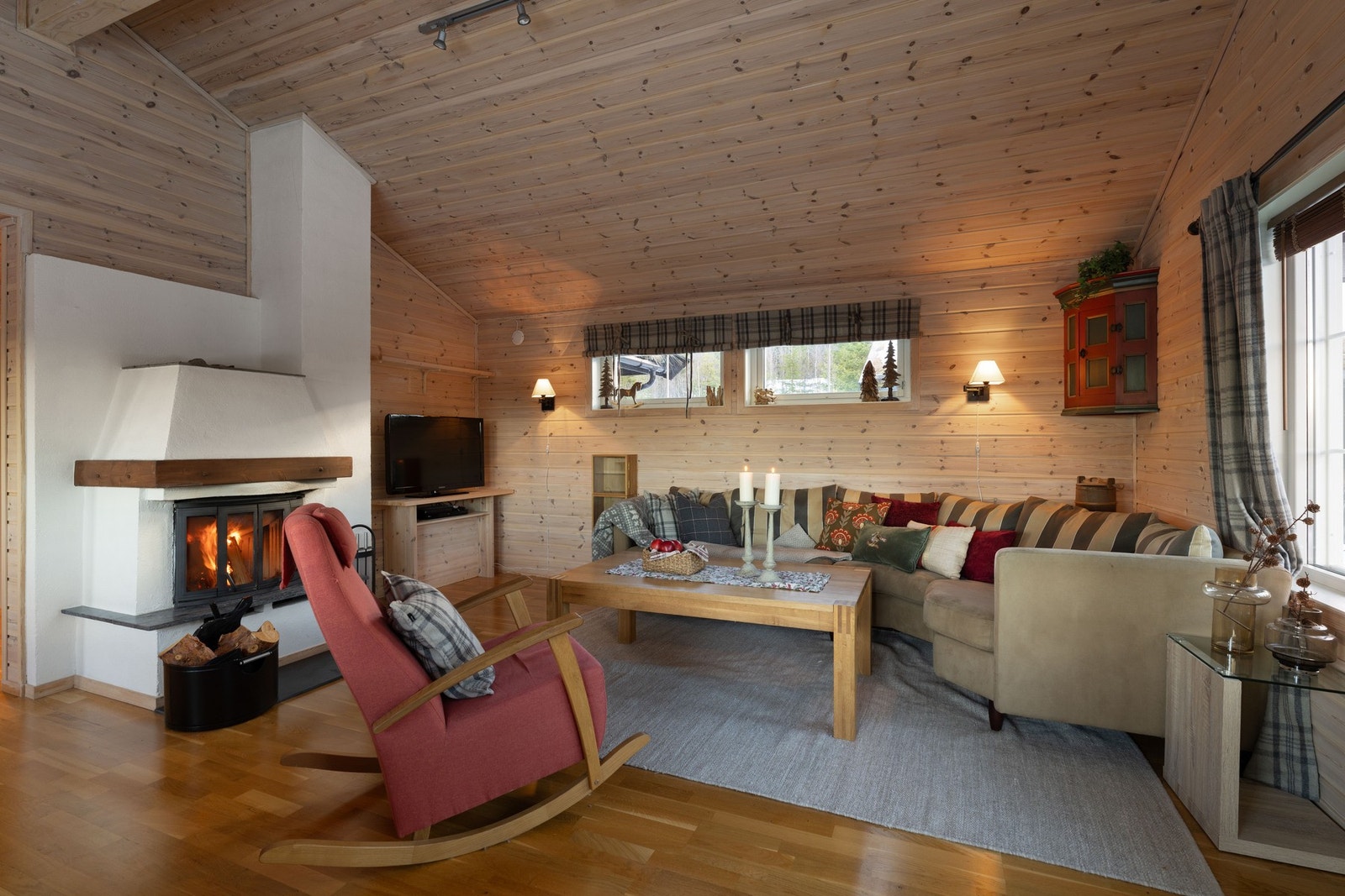 Stua har god plass til både spisestue og og sofagruppe. Galleribilde