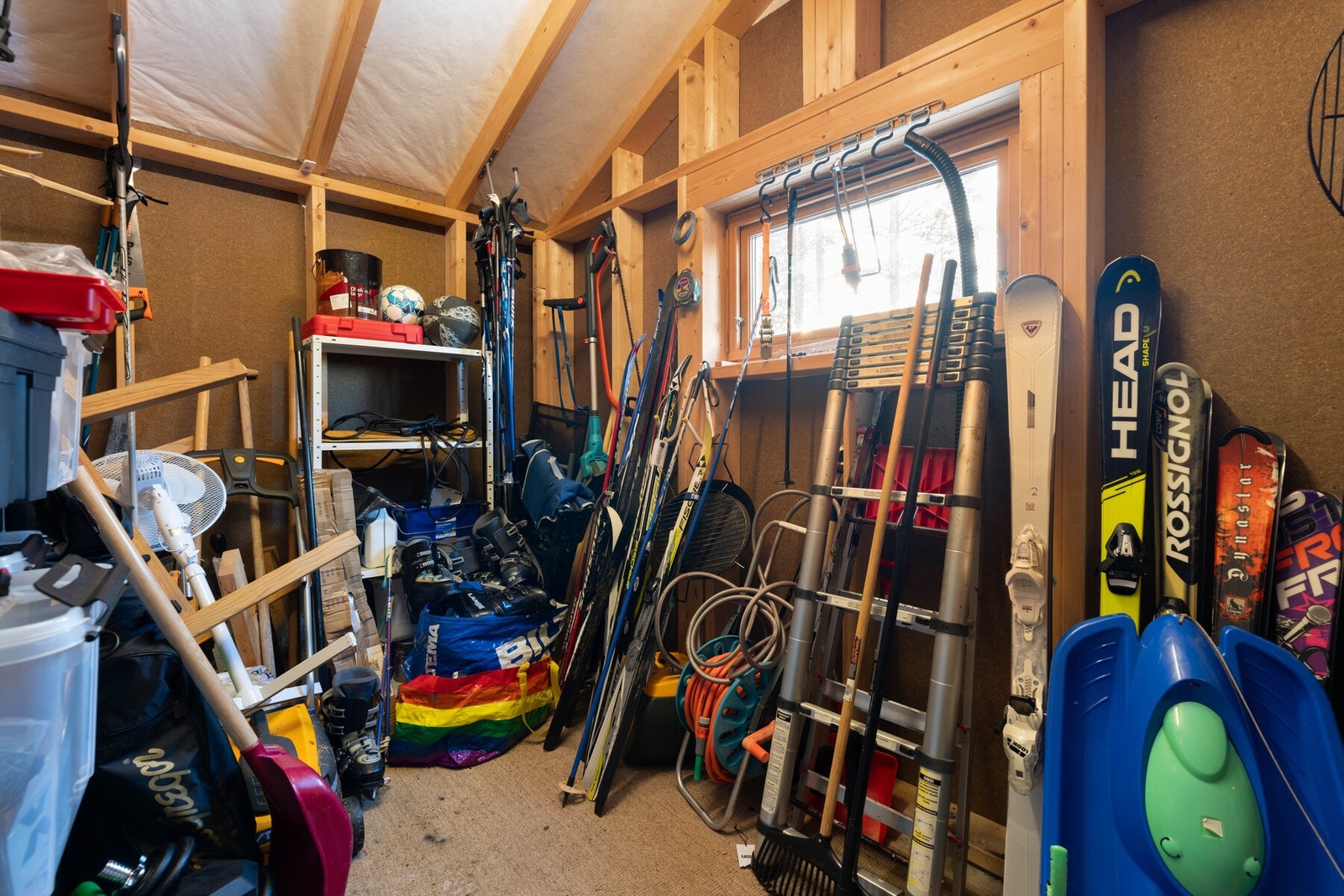 Boden i carporten har plass til litt av hvert. Galleribilde